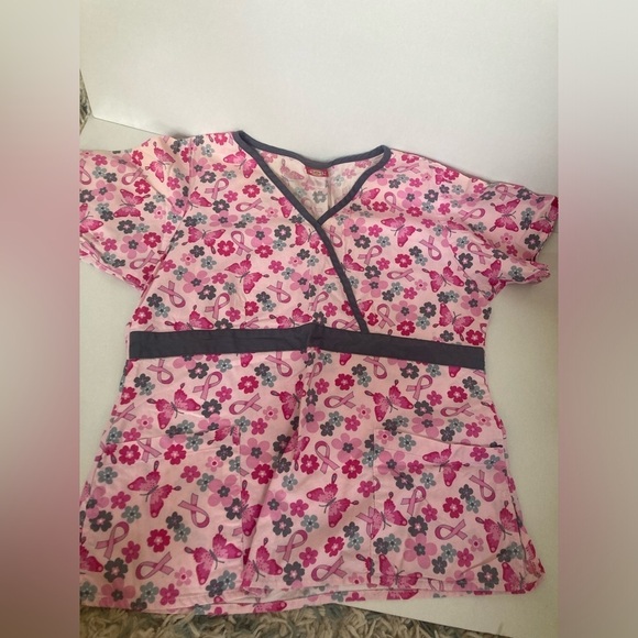 Breast cancer awareness and butterflies scrub top womens fits like a S or XS - Picture 1 of 5